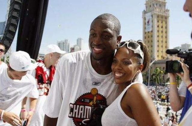 福登调侃小球迷：要这么多签名是不要拿去卖，赚了钱分我一半（福登打趣小球迷：签这么多别拿去卖，赚了记得分我一半）