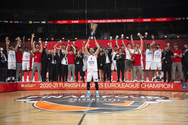 徐根宝谈退休传闻：基地有13-14梯队，我就一生一世搞足球了（徐根宝回应退休传言：基地已有13至14个梯队，这一生只为足球）