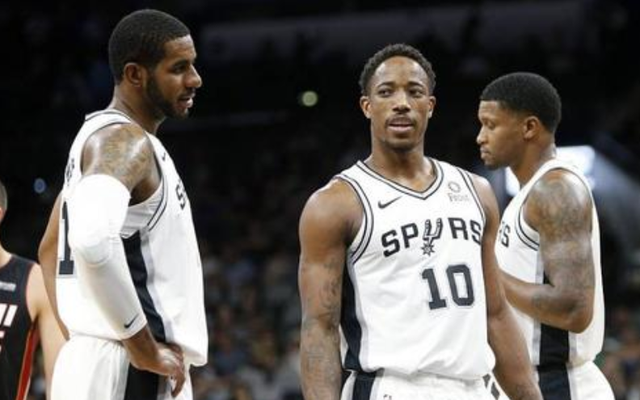 太阳报：里奇的主持人女友亮相米兰德比，透视装造型引发热议（太阳报：里奇主持人女友现身米兰德比，透视穿搭惹热议）