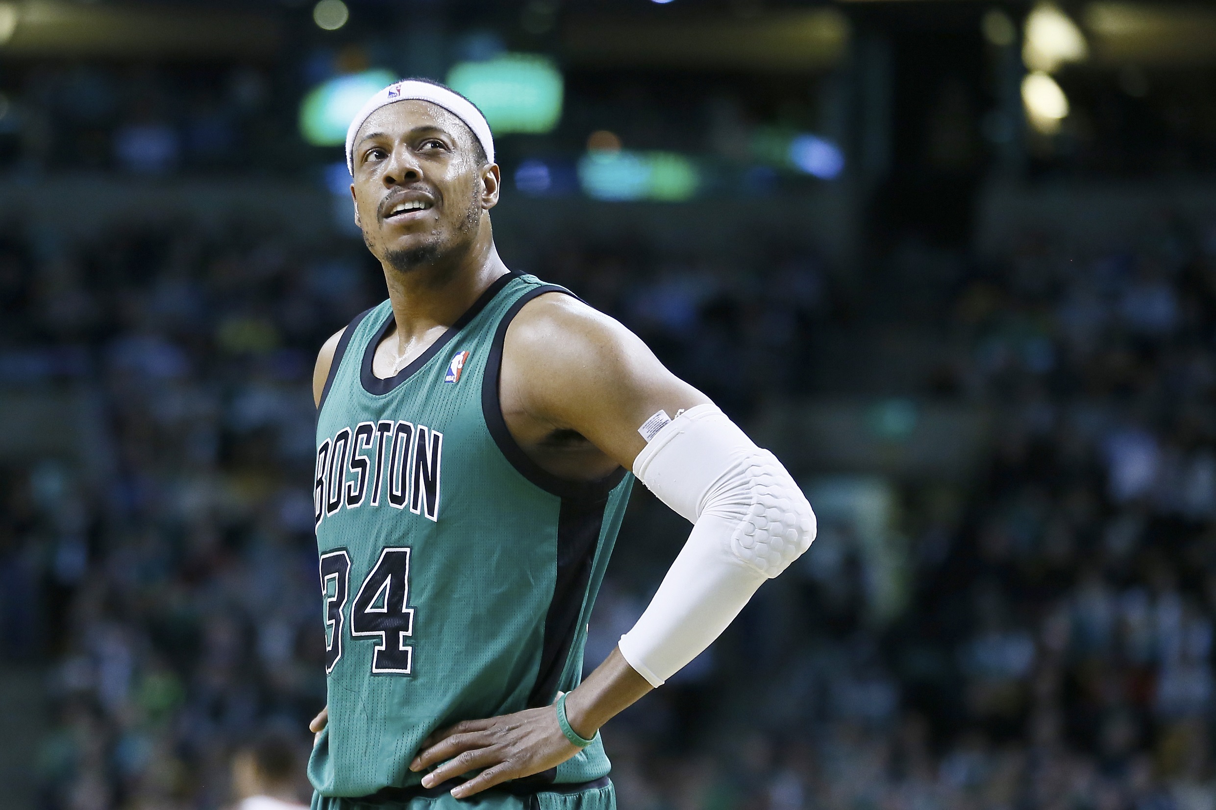 歌名应景，著名歌唱家波切利在世界杯抽签仪式演唱《今夜无人入眠》（世界杯抽签仪式上，波切利献唱《今夜无人入眠》，曲名颇为应景）