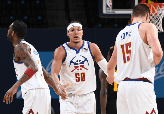 这队的传球流动太迷人（这支球队的传球流畅得令人着迷）