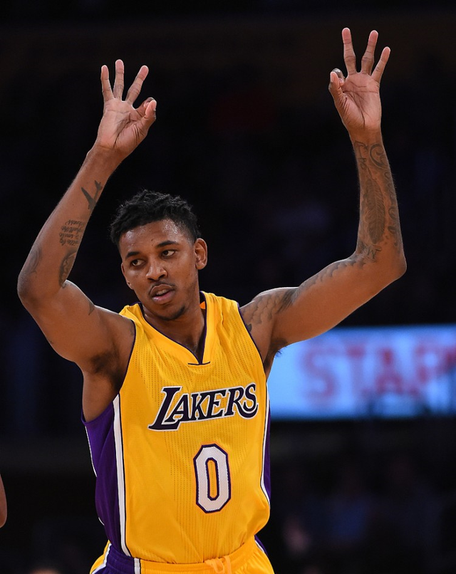 艾顿是湖人队史首位100%命中率0失误且砍两双的首发球员（艾顿成湖人队史首位先发，100%命中零失误豪取两双）