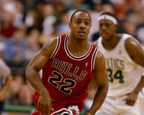 达成尤文生涯200场里程碑，洛卡特利获赠纪念球衣（洛卡特利迎来尤文生涯第200场，获赠纪念战袍）